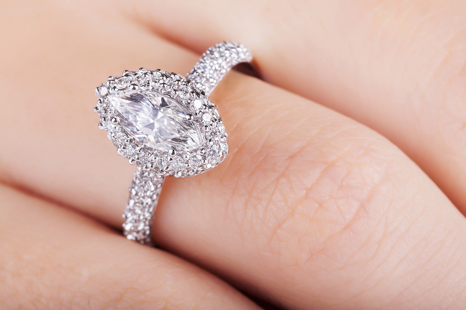 Choosing the Perfect Engagement Ring: A Comprehensive Guide
