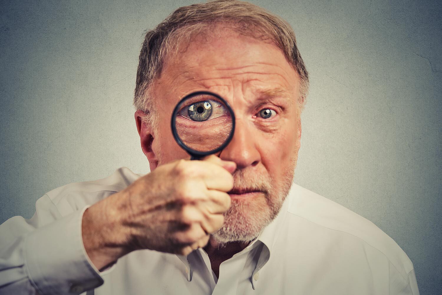 Macular Degeneration Signs and Symptoms: What You Need to Know